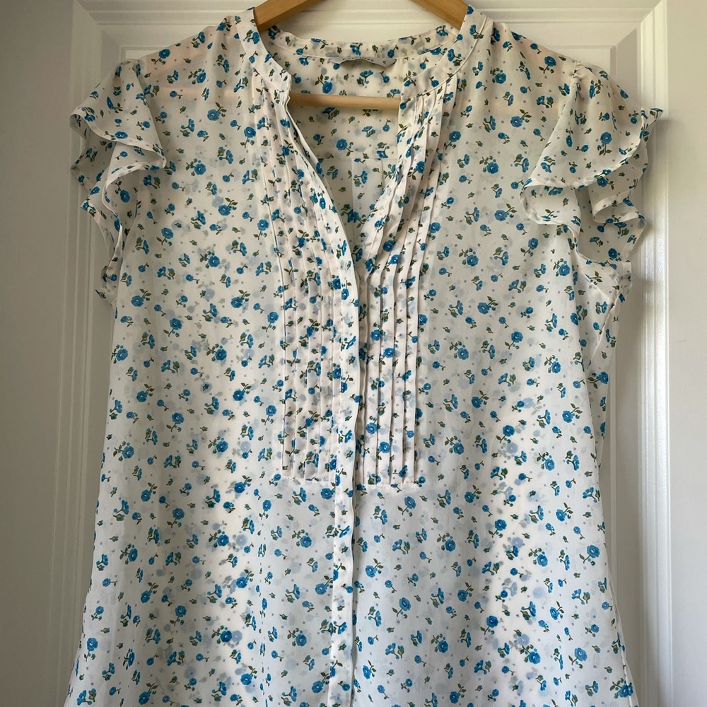 Elegant blouse with flower design!